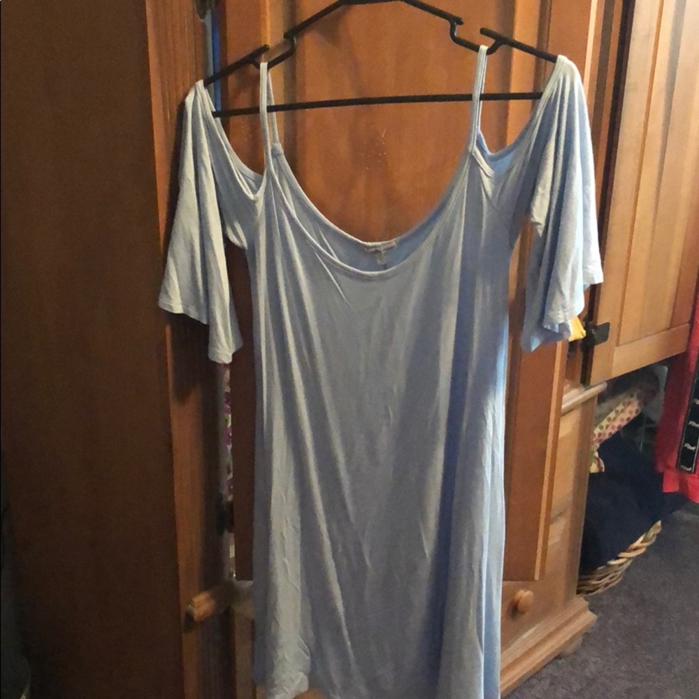 Light blue open flow dress to the knees
